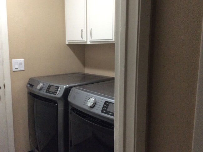 Building Photo - Beautiful FULLY FURNISHED Single Level 4/2 Home in South West Reno