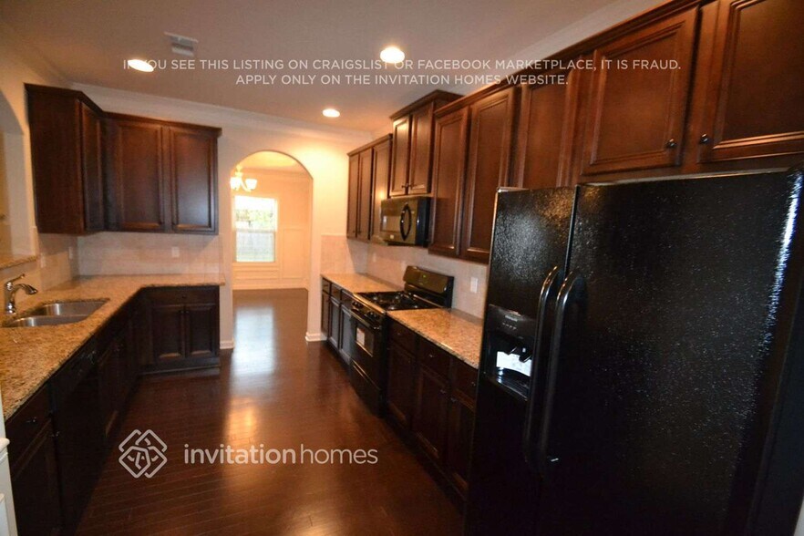 Building Photo - 3911 Lake Manor Way