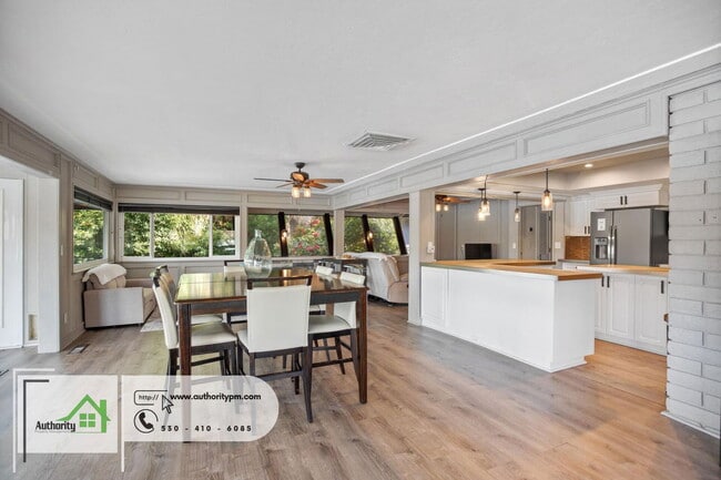 Building Photo - 3317 Riverside Dr