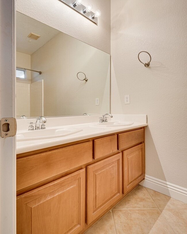 Building Photo - Spacious 3-Bedroom Home Featuring Downstai...