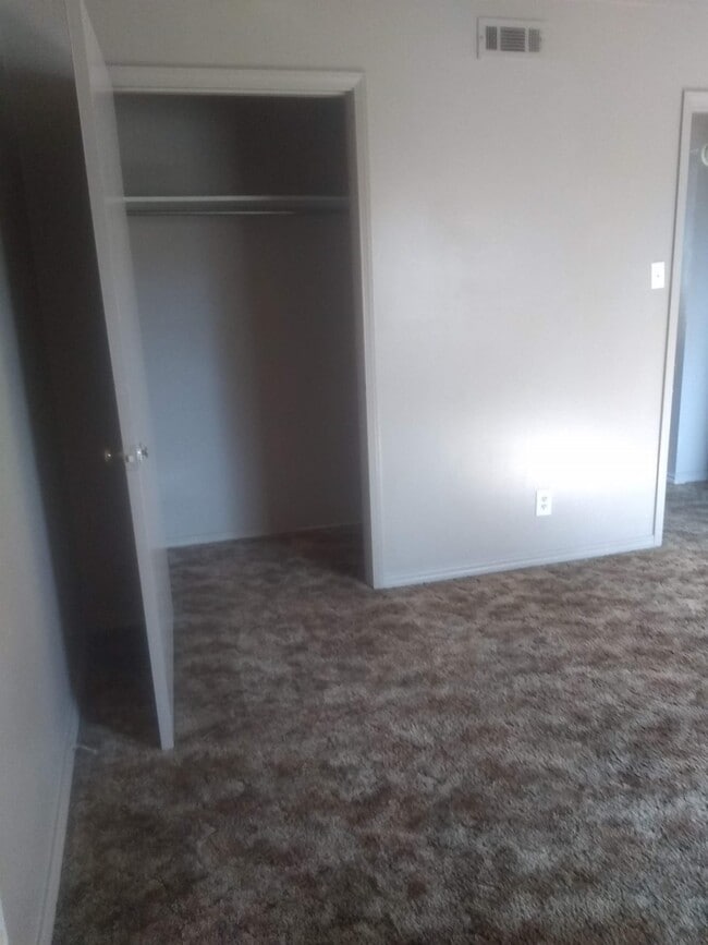 Building Photo - 405 S Fulton St