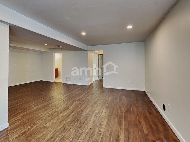 Building Photo - 6627 Sonny Blue Dr