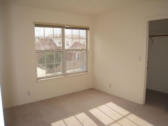 Building Photo - Views Views Views!!!