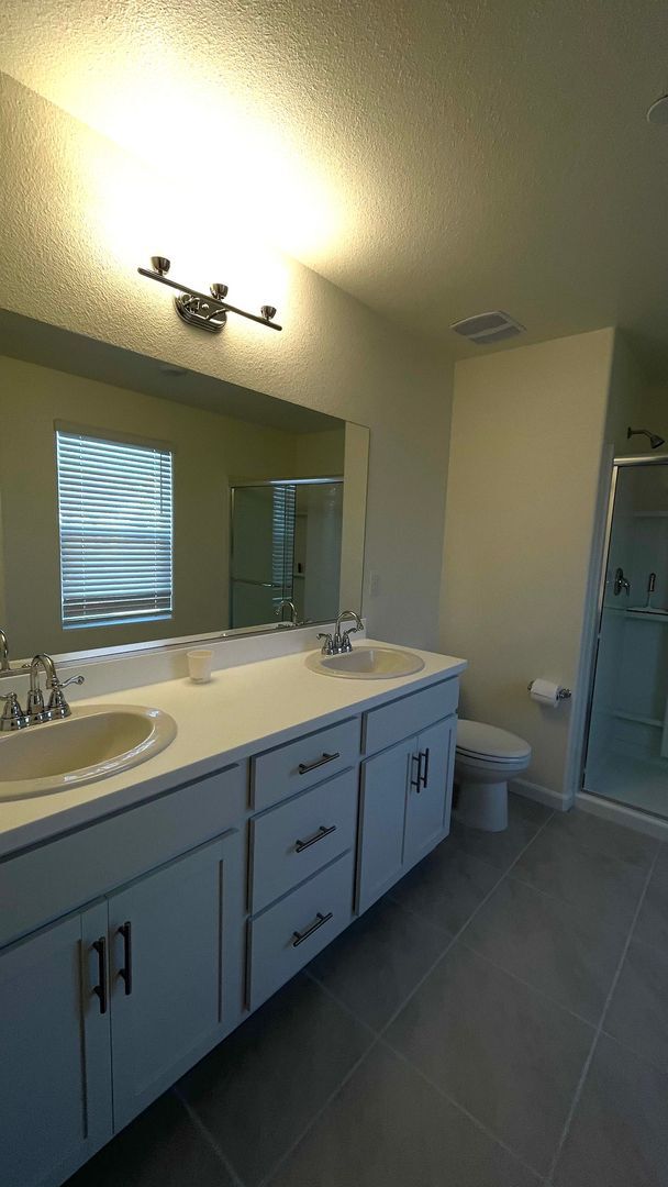 Building Photo - 4 year old 5 bedroom 2.5 bath home