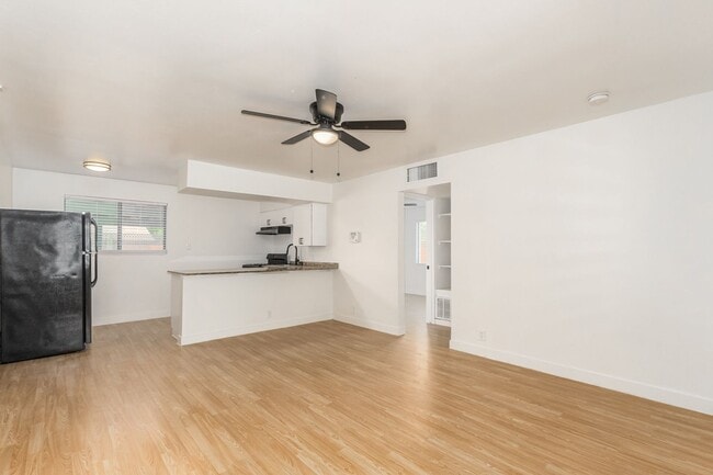 Building Photo - 2 Bed | 1 Bath - Updated Ground Floor Unit