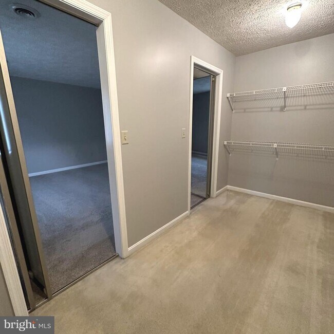 Building Photo - 323 Stonegate Ct