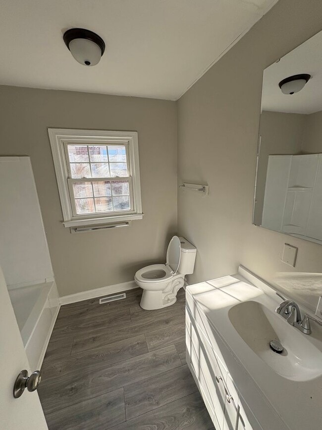 Building Photo - 15 Underwood Ave