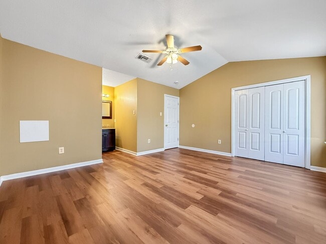 Building Photo - 2 Bedroom 1.5 Bath