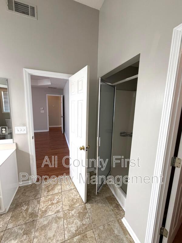 Building Photo - 2215 Lake Royale Dr