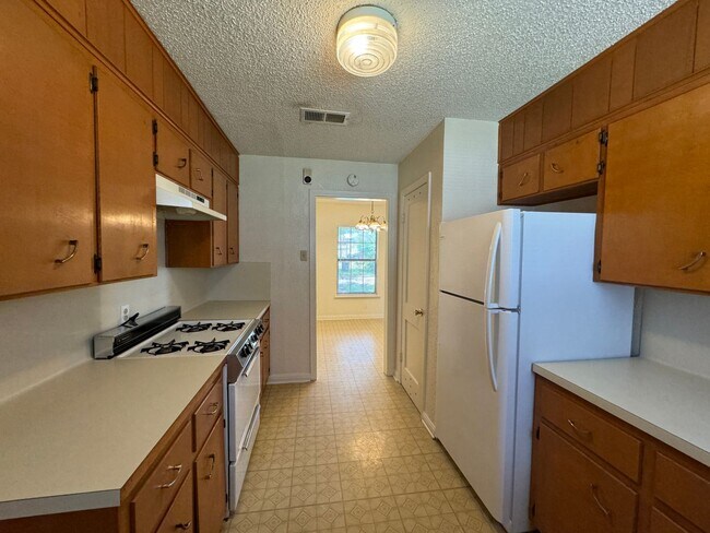 Building Photo - 708-708 Carrie Ave