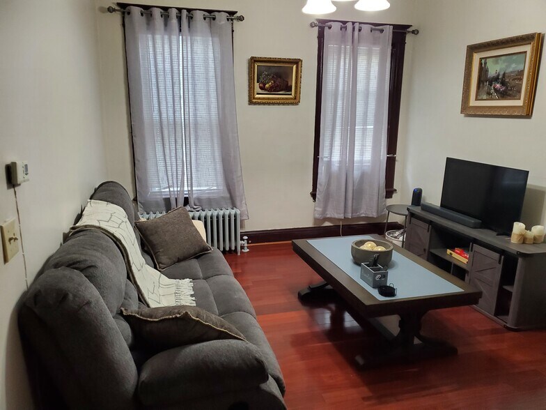 Building Photo - 20 Maple Ave