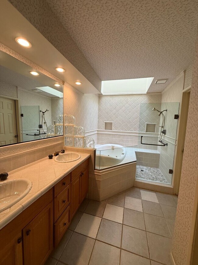 Building Photo - First time rental in a terrific East Simi Valley neighborhood.