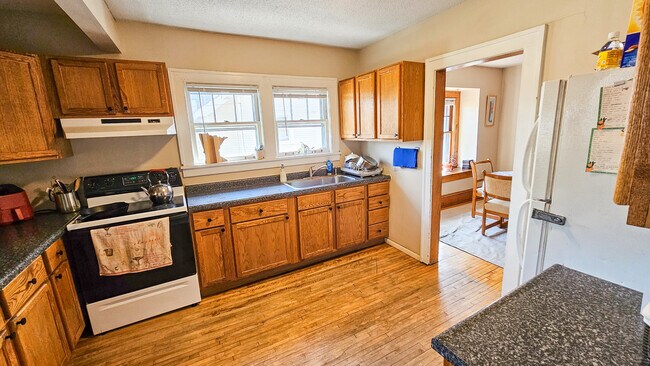 Main Kitchen - 904 20th Ave SE
