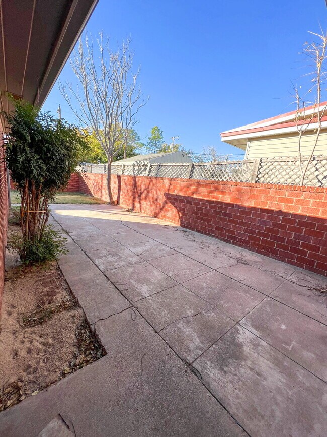 Building Photo - Large Home Preleasing for Summer 2025!