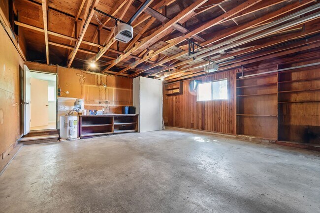 Building Photo - Room to roam! 3 bed, living, dining, den, ...
