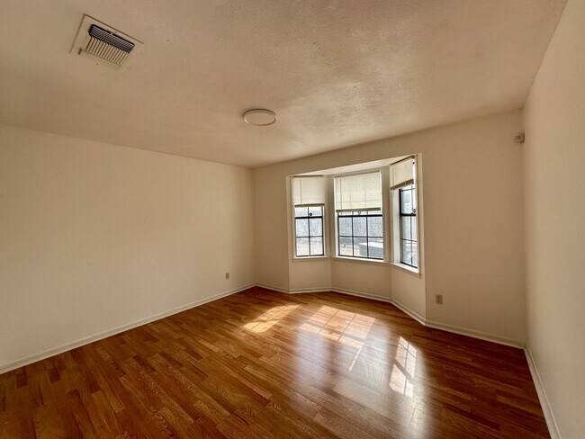 Building Photo - 211 Uecker Dr