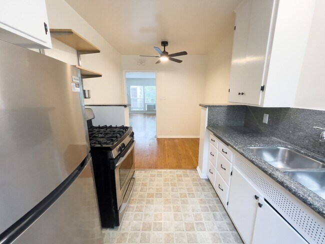 Building Photo - Remodeled Studio in the Heart of Los Feliz