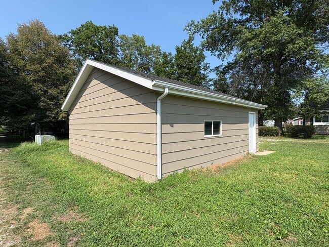 Building Photo - 2209 Hawthorne Ave