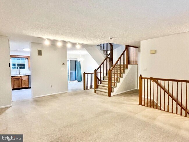 Building Photo - 33 Ketley Pl