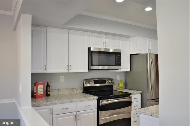 Building Photo - 3311 Lakeside View Dr