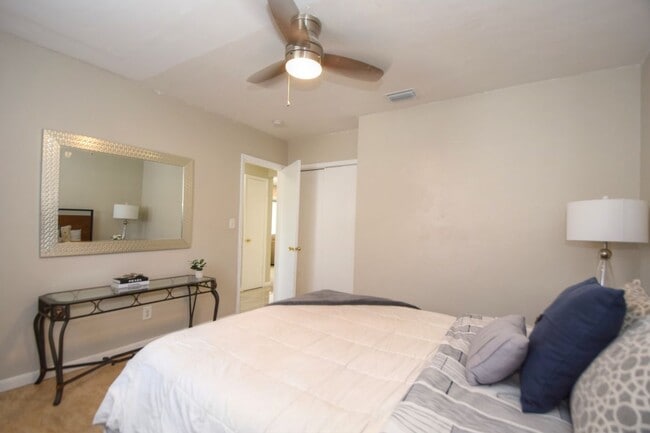 Building Photo - 609 S Crescent Dr