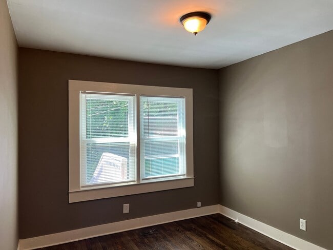 Building Photo - Freshly Updated 3/1 Duplex in Spartanburg