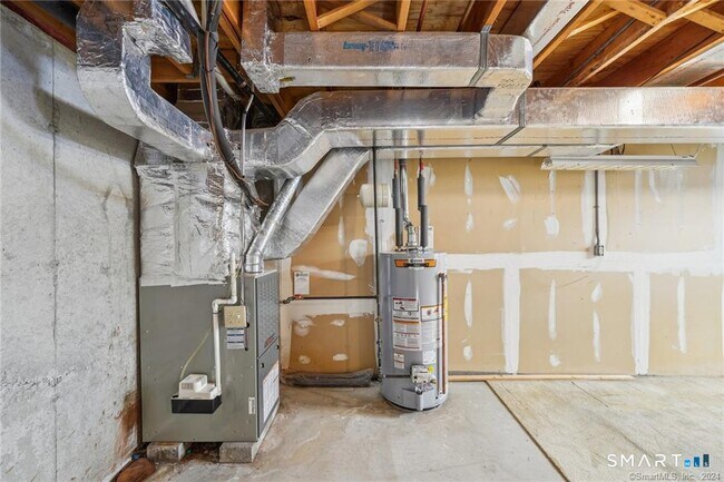Building Photo - 17 Oak Forest Dr