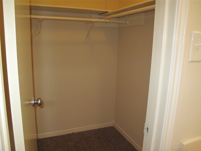 Building Photo - 6906 Sandy Knolls Dr