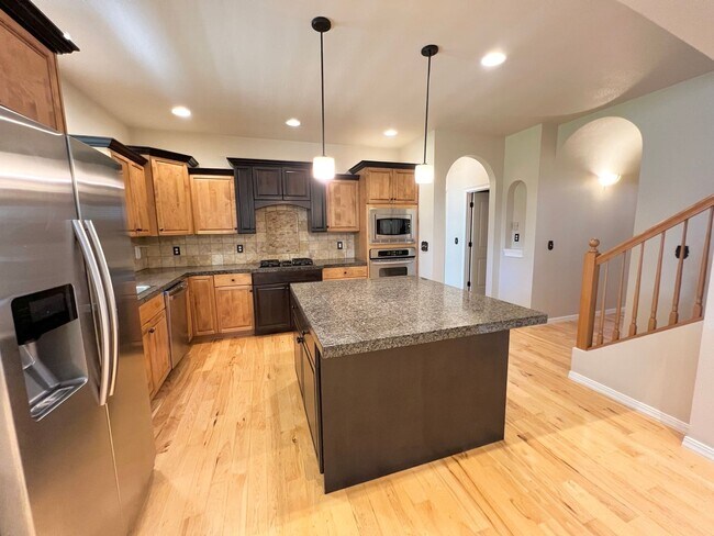 Building Photo - 5 Bed 3 Bath Bridge Tower Beauty