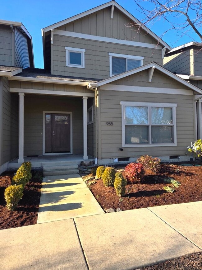 Building Photo - 3 Bedroom townhouse with stunning Ashland views! | Available Now