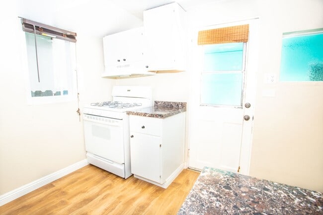 Building Photo - 915 E Balboa Blvd