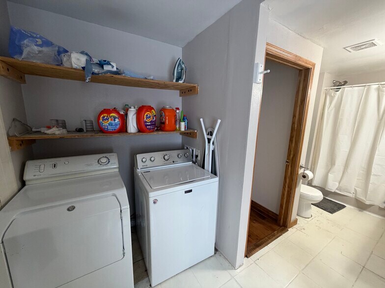 Laundry room - 917 11th Ave N
