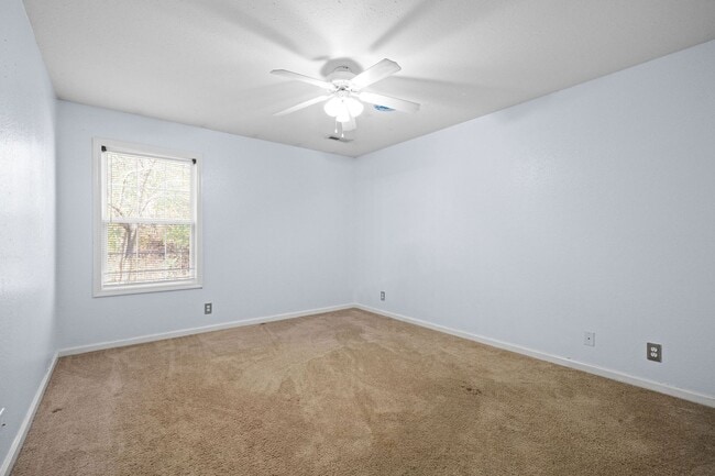 Building Photo - 504 Luxury Dr