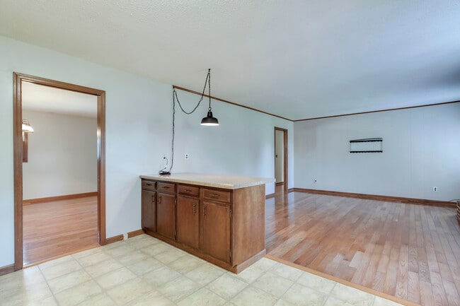 Building Photo - 702 W 6th Ave