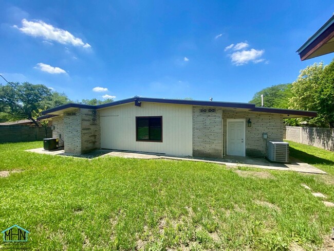 Building Photo - Gorgeous gem! 4 bed/2 bath single-story ho...
