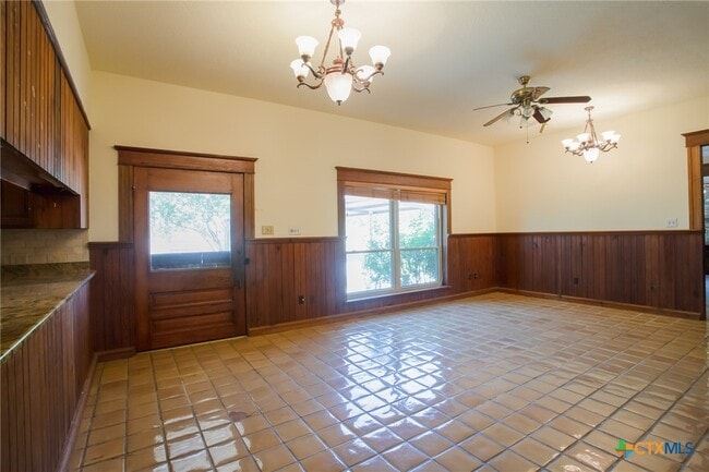 Building Photo - 4692 S E River Rd