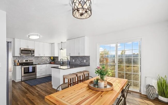 Building Photo - 9725 N Gleason Rd