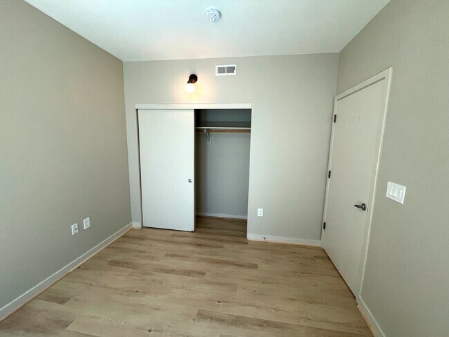 Building Photo - Bright Condo in NW Portland with Washer/Dryer In-Unit