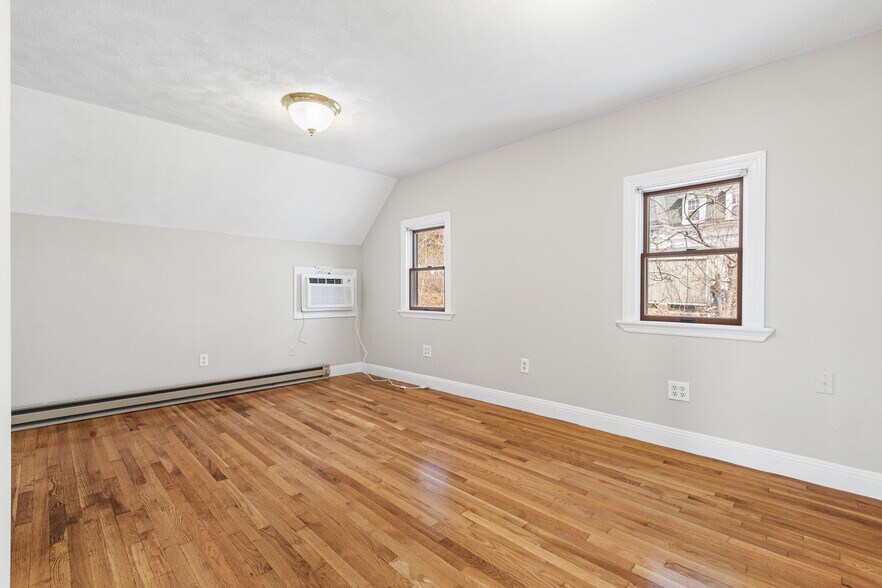Building Photo - 1 Oak Grove Ct