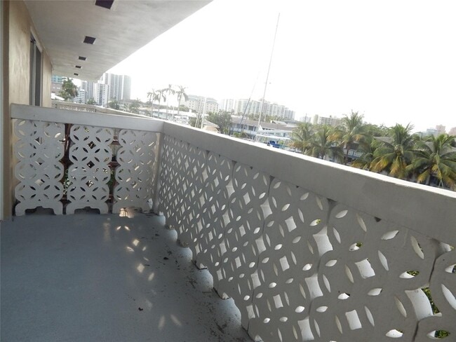 Building Photo - 3220 Bayview Dr