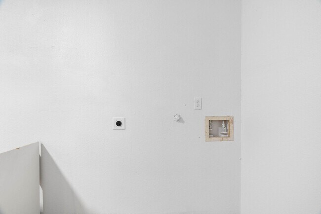 Building Photo - 3 Bedroom 1 Bath Remodeled Home