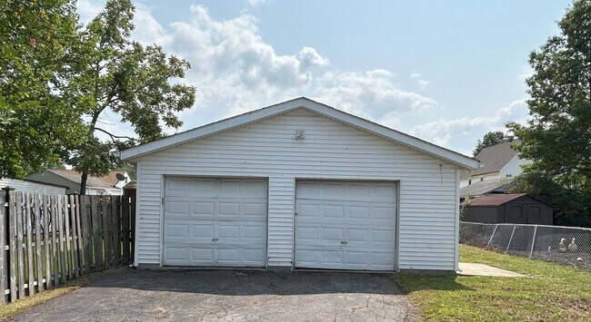 Building Photo - Renovated 3 bedroom home near the Airport