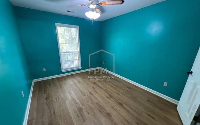 Building Photo - 1095 Carriage Dr S