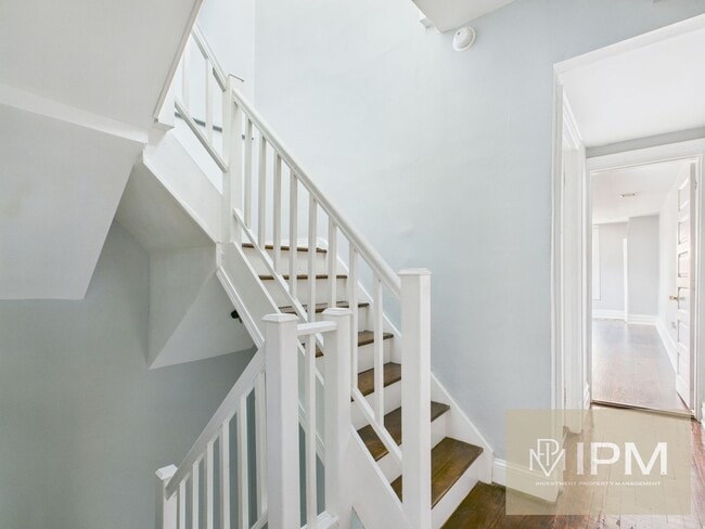 Building Photo - Available Now! Spacious 5 Bedroom, 1 Bath ...