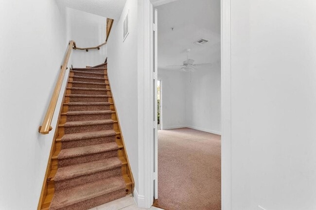 Building Photo - 2469 NE 14th St