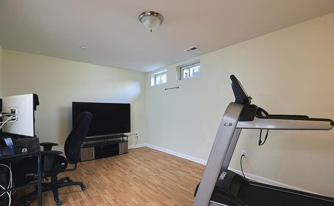 Building Photo - Beautifully maintained brick townhouse in ...