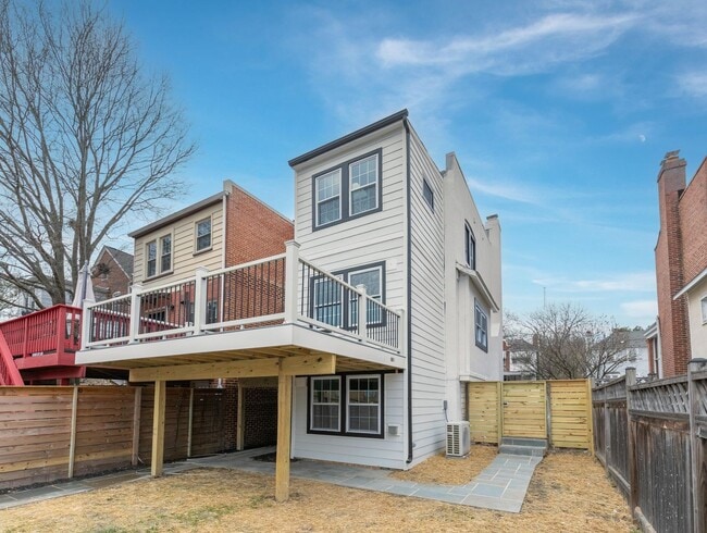 Building Photo - Spacious Fully Renovated Tudor Duplex w/ 3...