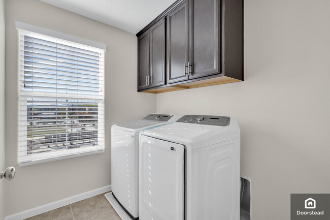 Building Photo - 5587 Saddle Rock Ln