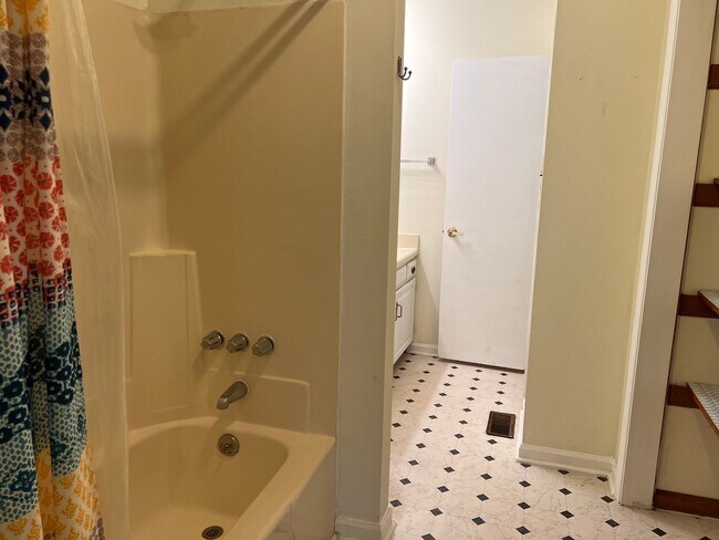Building Photo - 4 Bed | 2 Bath Townhouse near NCSU - Stude...