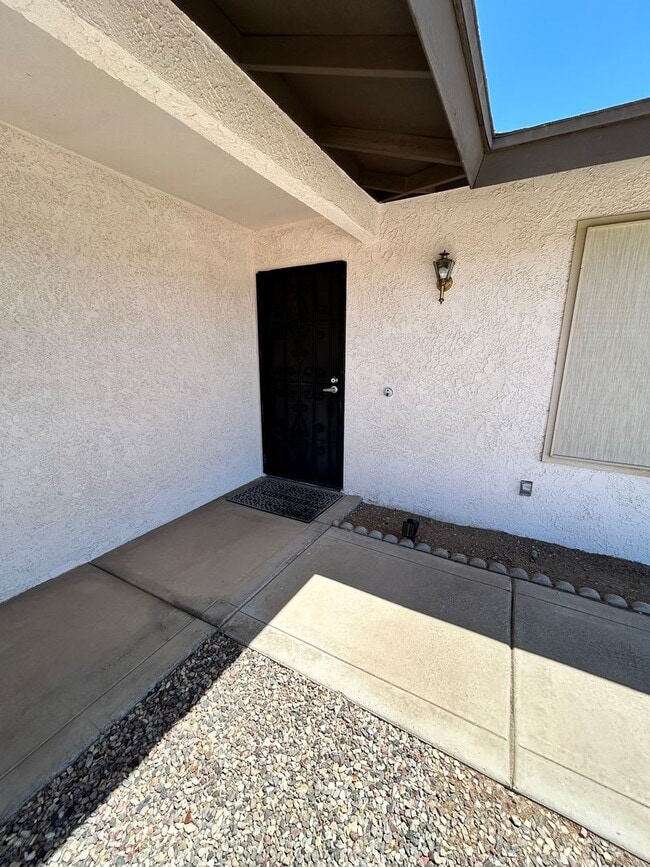 Building Photo - Unfurnished Home!